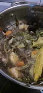 Read more about the article Bulion kolagenowy z kurzych łapek – naturalne wsparcie dla skóry i stawów.